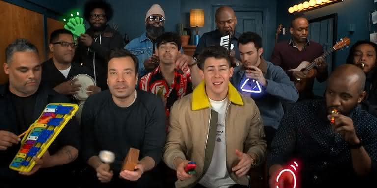 Jonas Brothers tocando 'Sucker' com Jimmy Fallon. - Reprodução