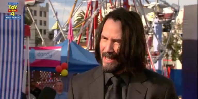 Keanu Reeves em entrevista no tapete vermelho de 'Toy Story 4'. - Reprodução/EW