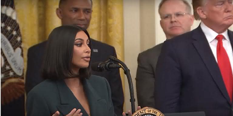 Kim Kardashian discursando ao lado de Donald Trump - Reprodução/The Guardian