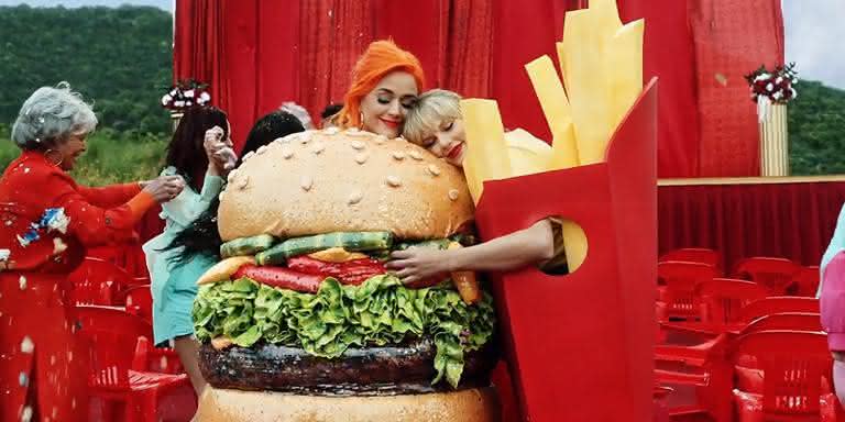 Katy Perry e Taylor Swift no clipe de 'You Need To Calm Down'. - Reprodução