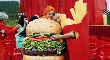 Katy Perry e Taylor Swift no clipe de 'You Need To Calm Down'. - Reprodução