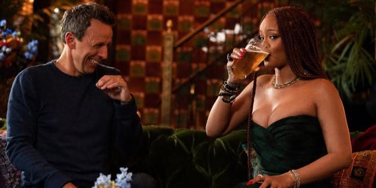 Seth Meyers ao lado da cantora Rihanna em seu programa - Reprodução/Twitter