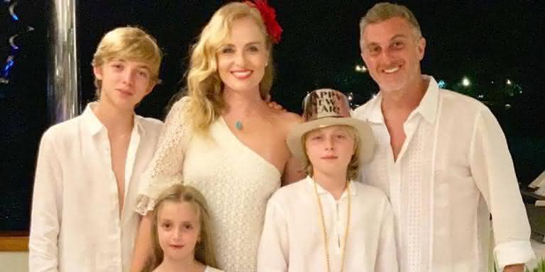 Angélica e Luciano Huck com filhos. Benício, mais velho, se acidentou no sábado (22) - Reprodução/Instagram 