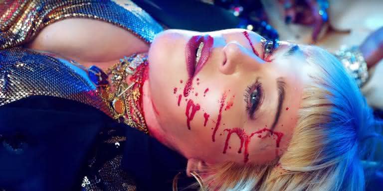 Madonna ensanguentada em cena do clipe de 'God Control' - Reprodução/YouTube