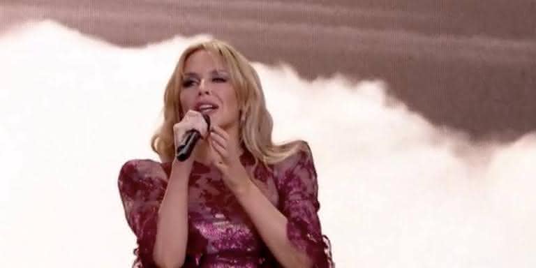 Kylie Minogue canta hits e se emociona em palco do festival  - Reprodução/BBC