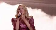 Kylie Minogue canta hits e se emociona em palco do festival  - Reprodução/BBC