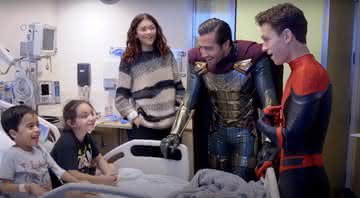 Tom Holland, Zendaya e Jake Gyllenhaal fazem supresa em hospital infantil - Reprodução/YouTube