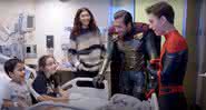 Tom Holland, Zendaya e Jake Gyllenhaal fazem supresa em hospital infantil - Reprodução/YouTube