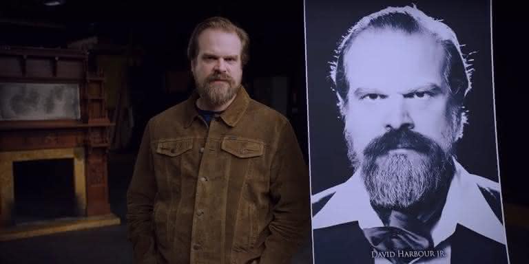 David Harbour interpreta seu pai de maneira satírica em documentário da Netflix - Reprodução/YouTube