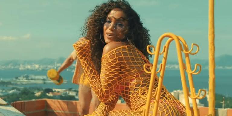 Anitta estrela parceria com Ozuna e rebate críticas de seu visual - Reprodução/Instagram 