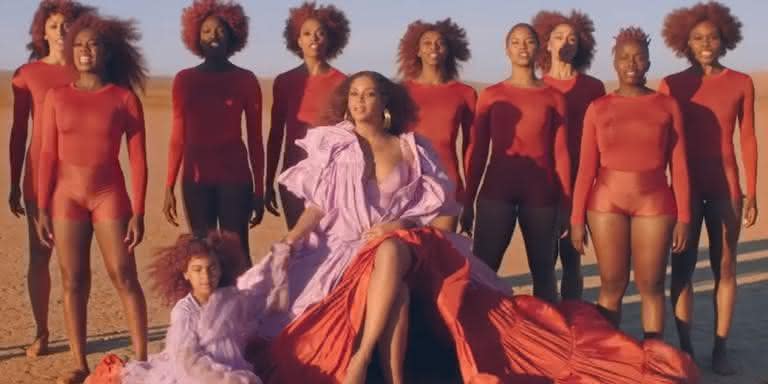 A cantora Beyoncé em cena do clipe de 'Spirit', ao lado da filha Blue Ivy - Reprodução/YouTube