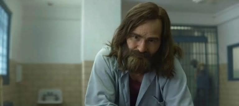 Damin Herriman como Charles Manson na série 'Mindhunter' - Reprodução/Netflix