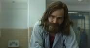 Damin Herriman como Charles Manson na série 'Mindhunter' - Reprodução/Netflix