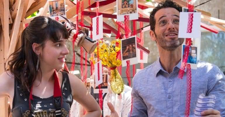 Lica (Manoela Aliperti) revela a Bóris (Mouhamed Harfouch) que está apaixonada por ele, deixando o diretor chocado - Globo/Estevam Avellar