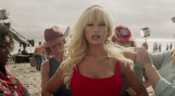 Lily James utilizou cerca de 50 seios falsos para interpretar Pamela Anderson em série - Divulgação/Hulu