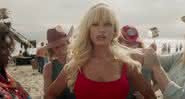 Lily James utilizou cerca de 50 seios falsos para interpretar Pamela Anderson em série - Divulgação/Hulu