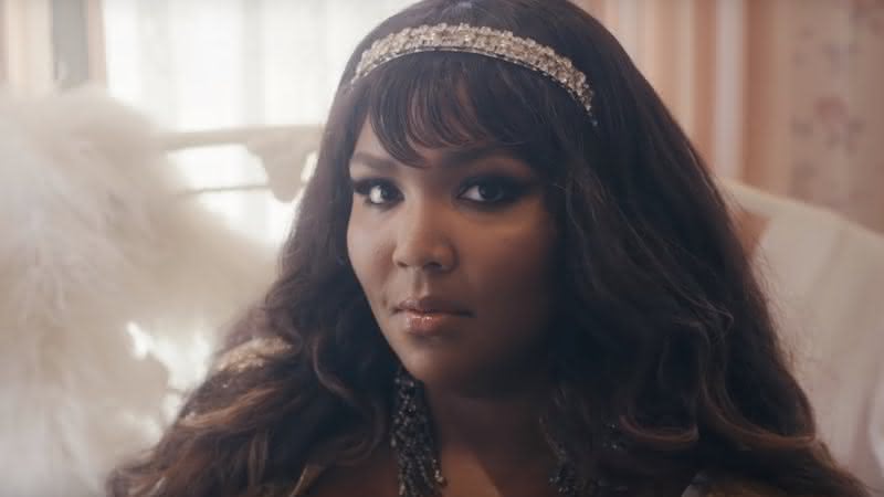 Lizzo em clipe de Truth Hutrs - YouTube