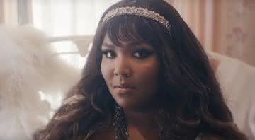 Lizzo em clipe de Truth Hutrs - YouTube