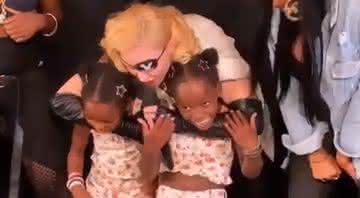 Madonna com as gêmeas Stella e Estere nos ensaios da Madame X Tour - Reprodução/Instagram