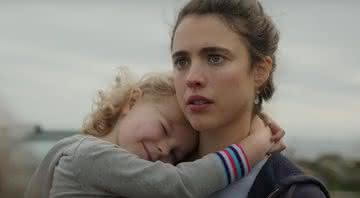 Margaret Qualley vive mãe solo em "Maid" - (Reprodução/Netflix)