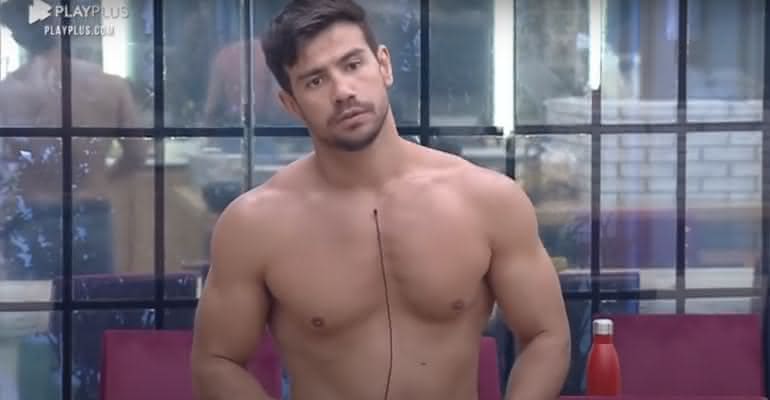 Mariano pede desculpas após provocar punição aos colegas de confinamento em "A Fazenda 12" - Reprodução/PlayPlus