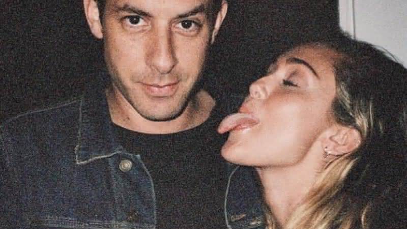 Miley Cyrus e Mark Ronson durante a criação do hit ''Nothing Breaks Like a Heart'' - Foto/Instagram