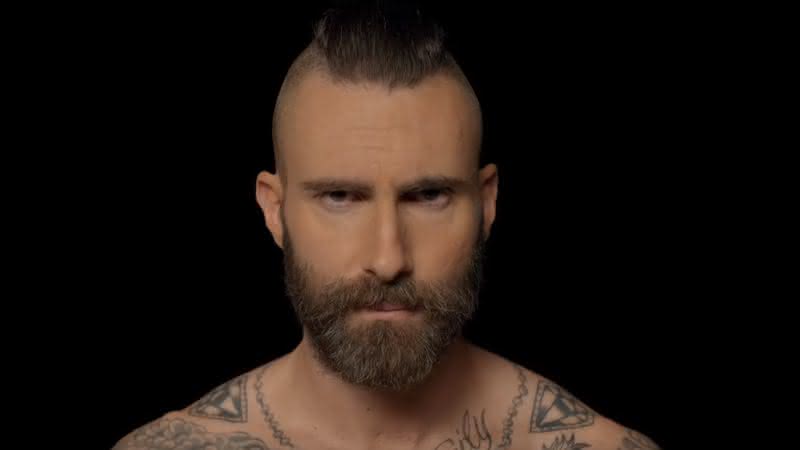 Adam Levine em Memories - Reprodução/YouTube