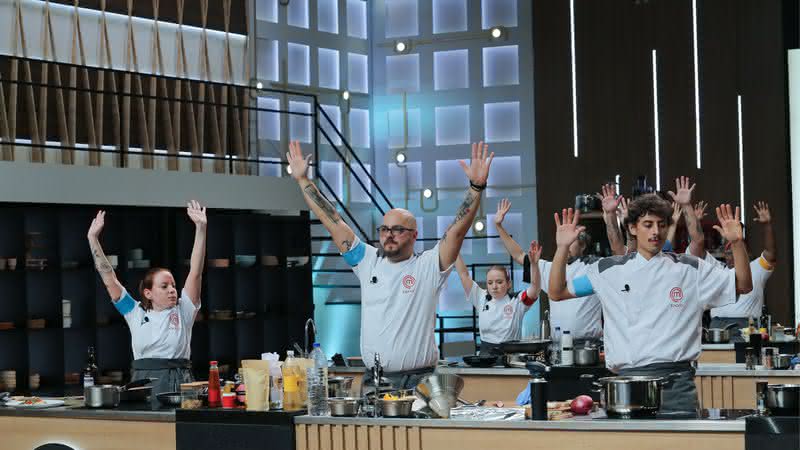 Após eliminação tripla na estreia, nove cozinheiros seguem na briga pelo troféu. - Reprodução: Melissa Haidar/Band