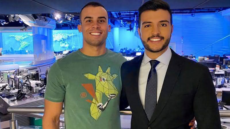 O jornalista Matheus Ribeiro ao lado do namorado Yuri nos estúdios do Jornal Nacional - Instagram