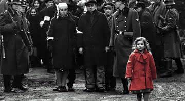 Menina do casaco vermelho de "A Lista de Schindler" ajuda vítimas da guerra da Ucrânia - Divulgação/Universal Pictures