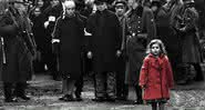 Menina do casaco vermelho de "A Lista de Schindler" ajuda vítimas da guerra da Ucrânia - Divulgação/Universal Pictures