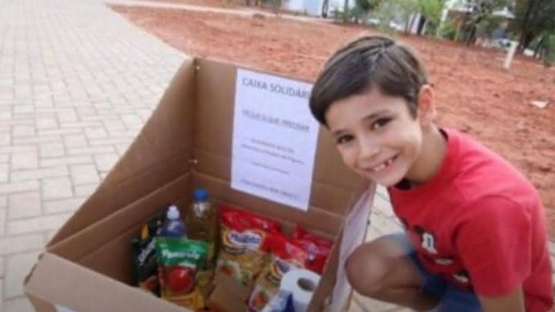 Lucas, de 6 anos, com sua Caixa Solidária - Instagram