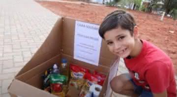 Lucas, de 6 anos, com sua Caixa Solidária - Instagram