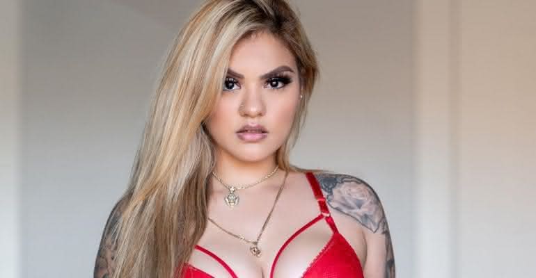 Stephanie Villagomez foi dispensada do trabalho como garçonete e hoje ganha cerca de 350 mil reais por mês com fotos sensuais - Instagram