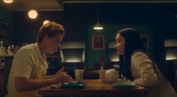 Lana Condor e Cole Sprouse em "Moonshot" - Divulgação/HBO Max