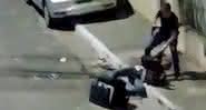 Vídeo mostra PM agredindo e apontando arma para entregador - Twitter