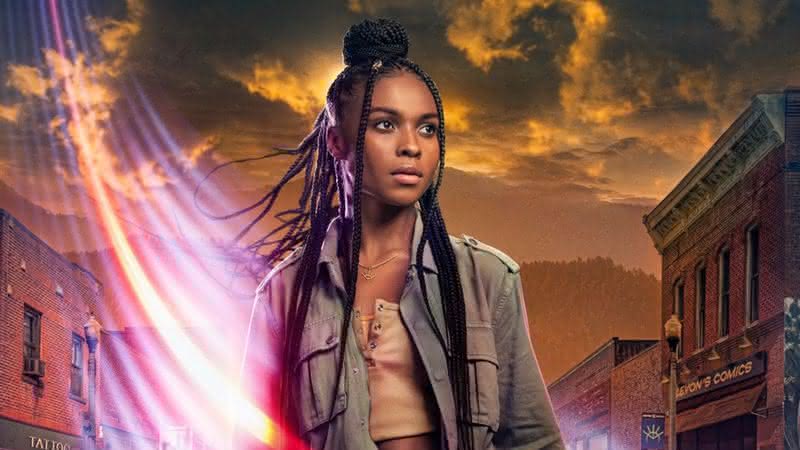A heroína Naomi é vivida por Kaci Walfall - Divulgação/CW