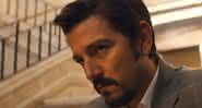 Diego Luna como o personagem Miguel Félix Gallardo em cena da segunda temporada de Narcos: México - Netflix