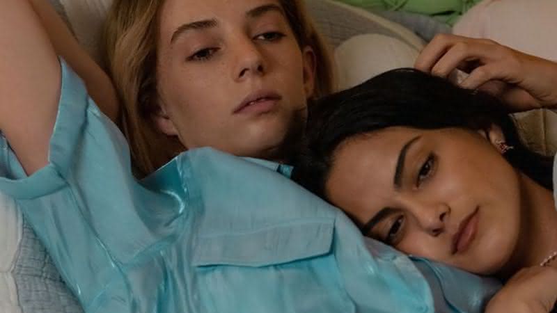 Maya Hawke e Camila Mendes na comédia "Do Revenge" - Divulgação/Netflix