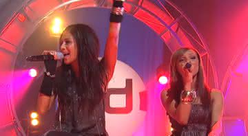 Nicole Scherzinger e  Melody Thornton em apresentação com o Pussycat Dolls - YouTube