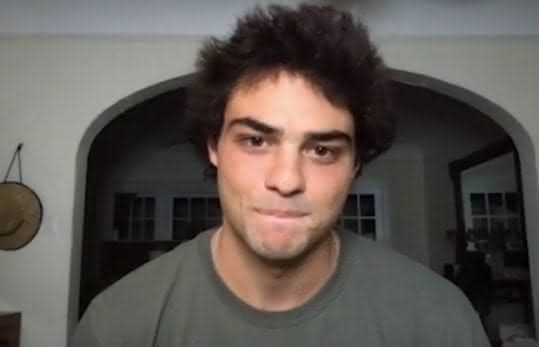 Noah Centineo comentando sobre viver o Esmaga-Átomo - Reprodução/DC FanDome