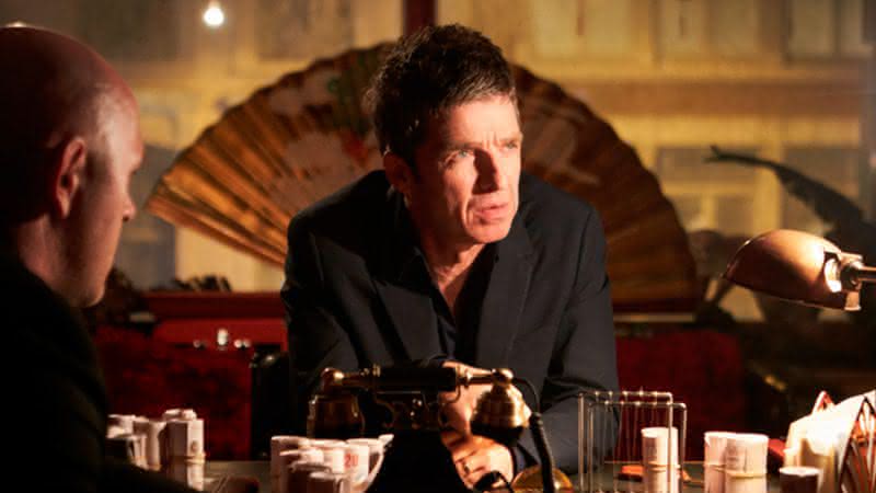 Noel Gallagher no clipe de Blue Moon Rising - YouTube