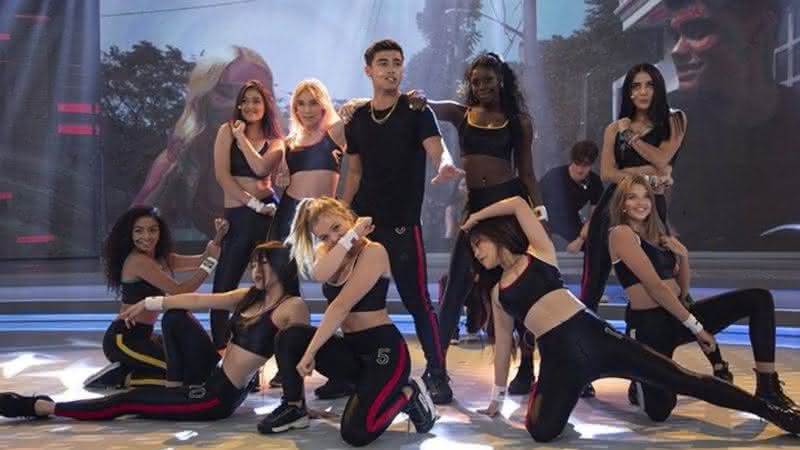 Integrantes do Now United em performance no Hora do Faro - Record