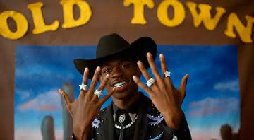 Lil Nas X no clipe de Old Town Road - YouTube