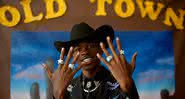 Lil Nas X no clipe de Old Town Road - YouTube