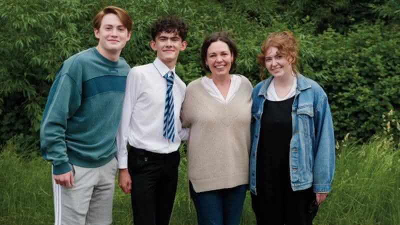 Olivia Colman no set de "Heartstopper" ao lado de Kit Connor, Joe Locke e Alice Oseman - Reprodução/Twitter