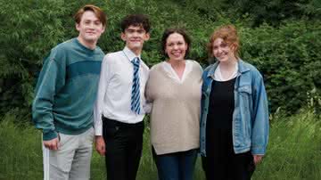 Olivia Colman no set de "Heartstopper" ao lado de Kit Connor, Joe Locke e Alice Oseman - Reprodução/Twitter