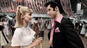 Cena do filme Grease com o casal principal - Paramount Pictures