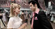 Cena do filme Grease com o casal principal - Paramount Pictures