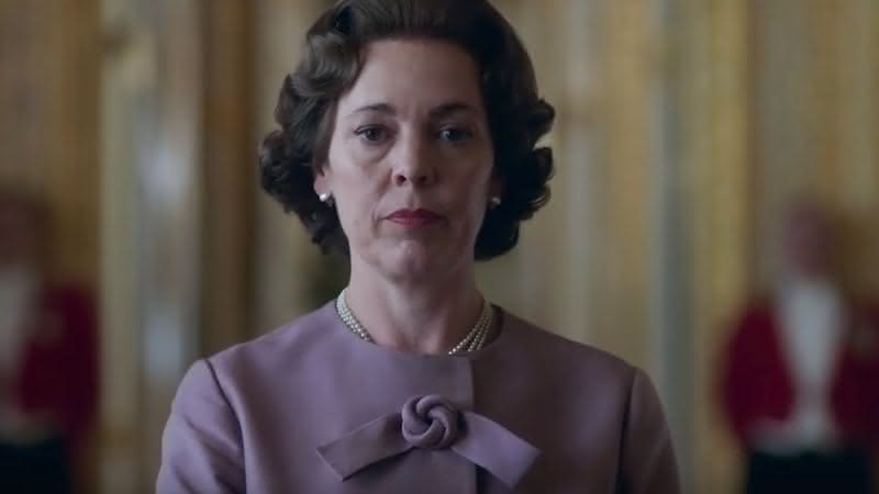 Olivia Colman como a Rainha Elizabeth II em The Crown - Reprodução/YouTube